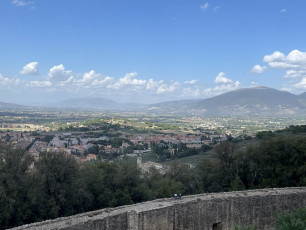 Ganz links kann man die Stadtmauern von Assisi erkennen