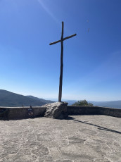 Das große Kreuz auf dem Plateau der Einsiedelei  will die Bedeutung dieses Ortes unterstreichen.