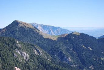 Oisternig (2.050m) und Feistritzer Alm (1.700m), Karnische Alpen, dahinter Dobratsch (2.166m) GailtalerAlpen, Hausberg von Villach