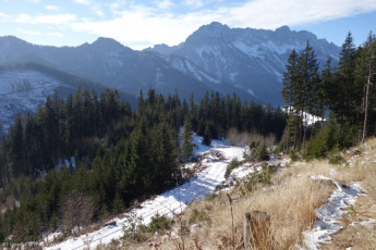 Blick auf die Koschuta, die südöstlichste Bergkette der Karawanken mit dem (Koschutnikturm / Košutnikov turn (2136 m ü. A.)