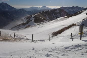 über den Bergrücken mit Hintergrund Storži, (2.132m) und rechts Koschuta (2.136m) führt der Weg zum Gipfel