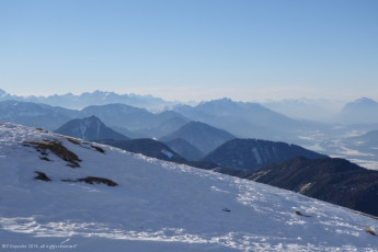 Blick nach Westen, li. hinten Julische Alpen, mitte Karawanken und Mittagskogel (2.145 m), ganz rechts Dobratsch (2.166m) und dahinter die Hohen Tauern
