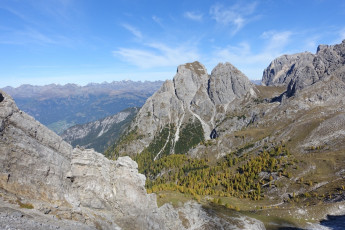 Hintergrund Nationalpark Hohe Tauern, Talblick Leisach/Gries, mitte Große Gamswiesenspitze (2.486m) kleine Gamswiesenspitze über die beiden Gipfeln führt auch der tolle Madonnen Klettersteig. Der Einstieg ist unterhalb der Großen Gamswisenspitze (Baumgrenze)