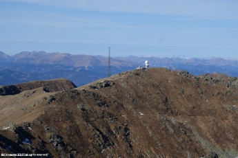 vorne Scharfes Eck, dahinter Schigebiet Lachtal (1.600m) mit hoher Zinken (2.222m) und Windpark Tanzstatt, Wölzer Tauern