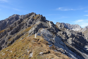 Zochenpass (2.286m)  hinter der Statue nach ca.15min der Einstieg