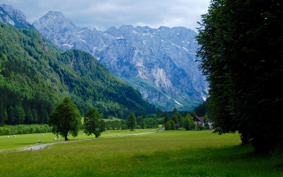 Kamnik Sattel (1.876 m) Kaminiško sedlo, Logar-Tal (Logarska dolina) (998m), Rinka Wasserfall, Julische Alpen, Slowenien